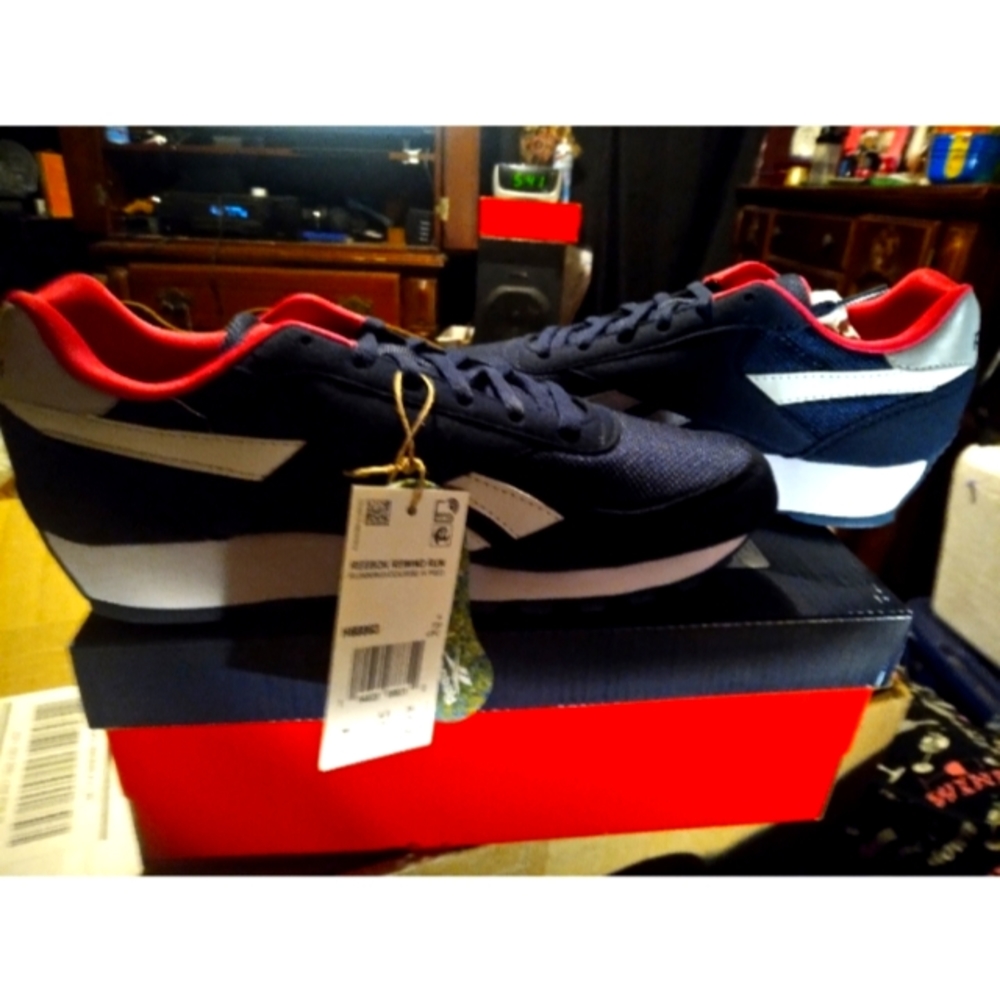 Ladies tennis shoes
